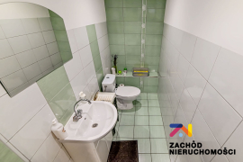Budynek z dwupoziomowym mieszkaniem i lokalem